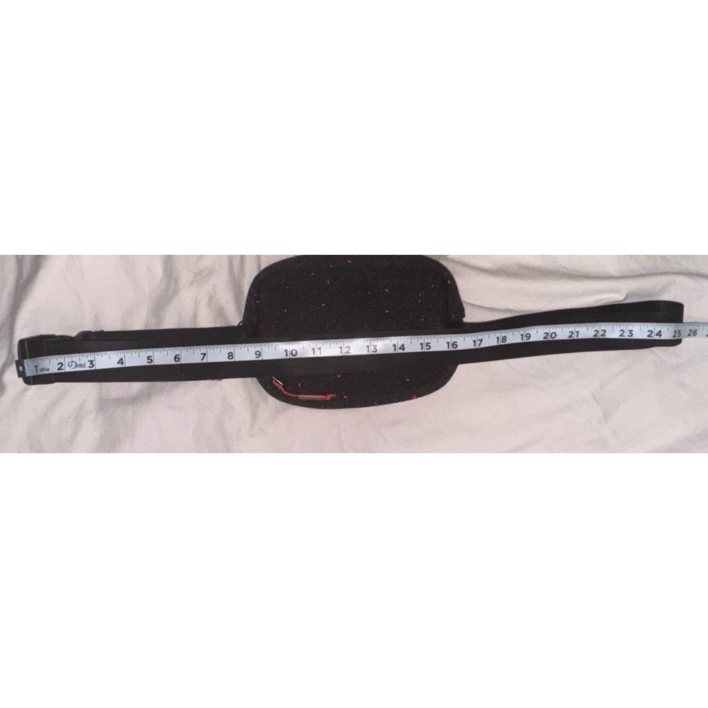Zyia crossbody‎ fanny pack belt bag  black with red speckles rubber emblem - Picture 4 of 9